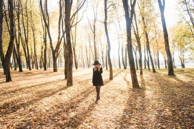 Güz Parkı 'nda şapkalı güzel bir genç kız.