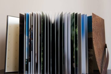 Genişletilmiş fotoğraf kitapları. Fotobook sayfaları. Fotoğraf albümü çeviriyor.