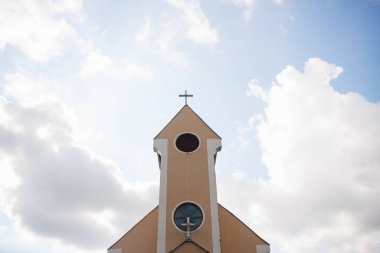 Bulutlu gökyüzünde katolik katedral kulesi