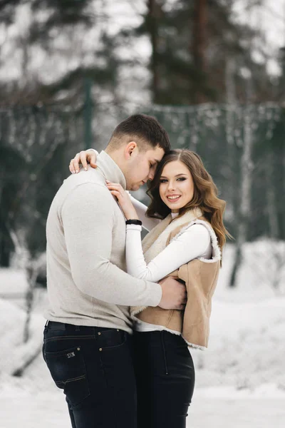 Winter Liebesgeschichte Auf Eis Schöner Junger Kerl Und Mädchen Beim — Stockfoto