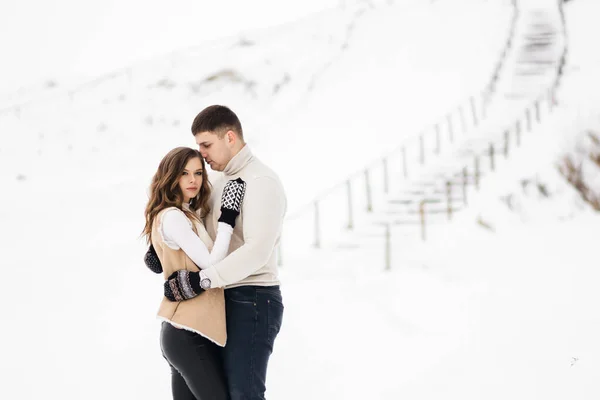 Winter Liebesgeschichte Auf Eis Stilvolle Liebhaber Jungen Und Mädchen Auf — Stockfoto