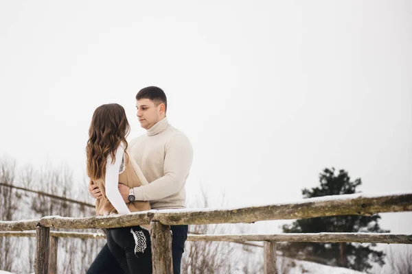 Buzlu Kış Aşkı Hikayesi Zarif Sevgililer Karda Kız Erkek Merdivenler — Stok fotoğraf