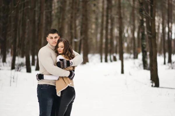 氷の上の冬の愛の物語 雪の森を歩くスタイリッシュな男と女の子 ロマンス — ストック写真
