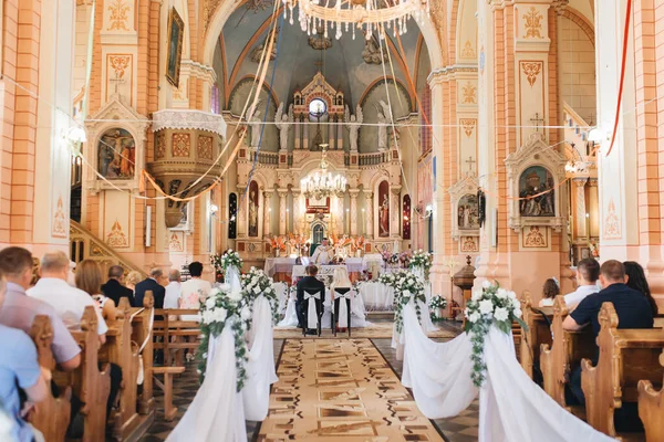 Mensen Kerk Interieur Bij Huwelijksceremonie — Stockfoto