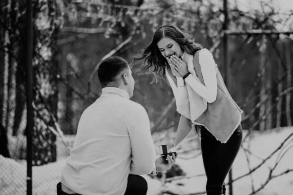 Historia Amor Invierno Hielo Tipo Ofrece Casarse Con Una Chica — Foto de Stock