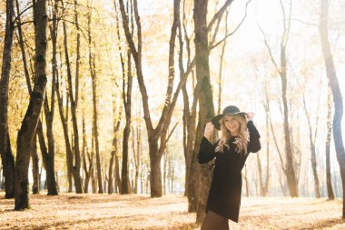 Güz Parkı 'nda şapkalı güzel bir genç kız.