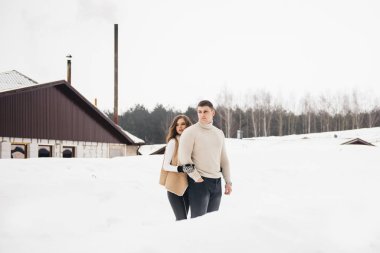 Buzlu kış aşkı hikayesi. Karlı bir arka planda şık aşıklar. Aşk.