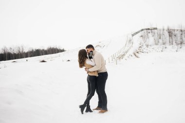 Buzlu kış aşkı hikayesi. Karlı bir arka planda şık aşıklar. Aşk.