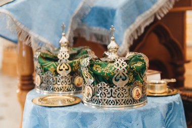 Mavi kumaşta taçlar ve altın plakalar