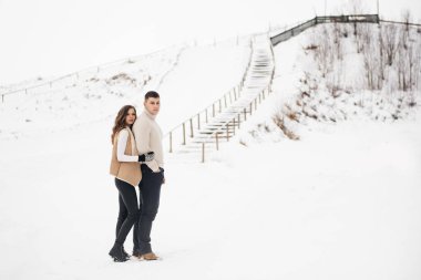 Buzlu kış aşkı hikayesi. Karlı bir arka planda şık aşıklar. Aşk.