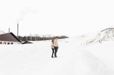 Buzlu kış aşkı hikayesi. Karlı bir arka planda şık aşıklar. Aşk.