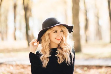 Güz Parkı 'nda şapkalı güzel bir genç kız.