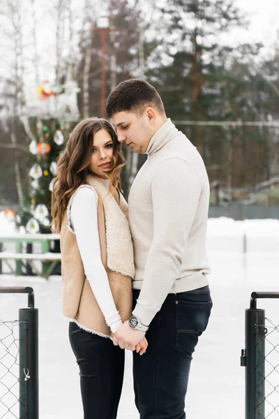 氷の上の冬の愛の物語 美しいです若いです男と女の子スケートオン氷 — ストック写真