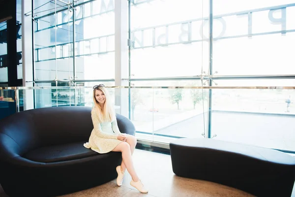 Portrait Beautiful Young Blonde Sitting Couch Window Business Center — Stock Photo, Image