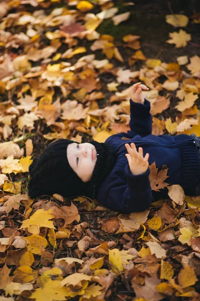 Fröhlicher Kleiner Junge Spielt Herbst Auf Dem Naturspaziergang Freien — Stockfoto