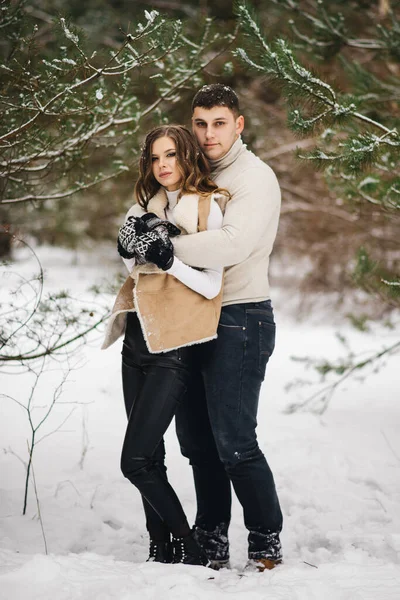 Winter Liebesgeschichte Auf Eis Stilvolle Liebhaber Jungen Und Mädchen Auf — Stockfoto