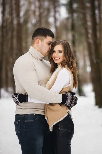 História Amor Inverno Gelo Elegante Cara Menina Com Passeio Floresta — Fotografia de Stock