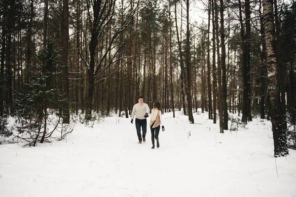 Zimowa Historia Miłosna Lodzie Stylowy Facet Dziewczyna Spacerem Zaśnieżonym Lesie — Zdjęcie stockowe
