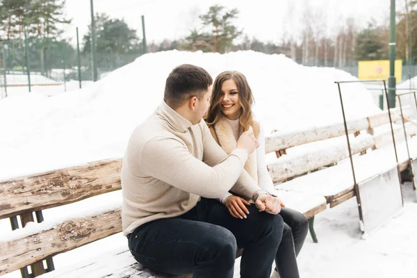 Historia Amor Invierno Hielo Hermoso Joven Chico Chica Patinaje Sobre —  Fotos de Stock