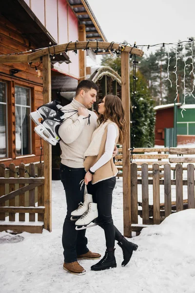 História Amor Inverno Gelo Cara Elegante Menina Com Patins Mão — Fotografia de Stock