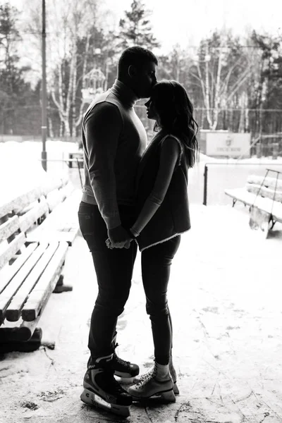 Winter Liebesgeschichte Auf Eis Silhouetten Eines Mannes Und Eines Mädchens — Stockfoto