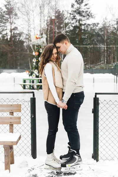 Winter Liebesgeschichte Auf Eis Schöner Junger Kerl Und Mädchen Beim — Stockfoto