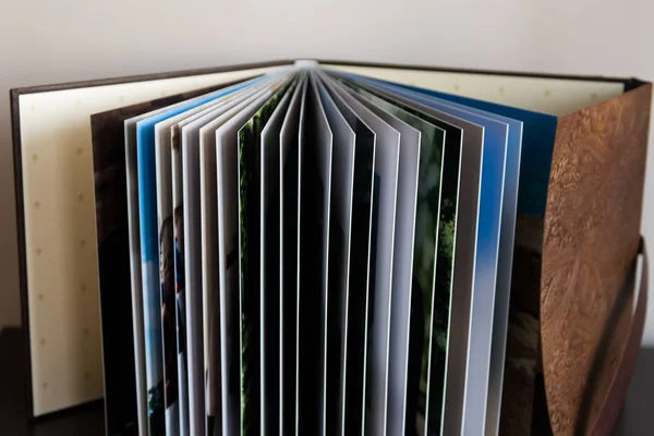 Επεκτεινόμενα Φωτογραφικά Βιβλία Photobook Sheets Flipping Ένα Άλμπουμ Φωτογραφιών — Φωτογραφία Αρχείου