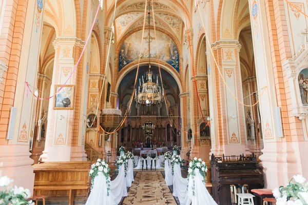 Düğün töreni için dekore edilmiş kilise manzarası 