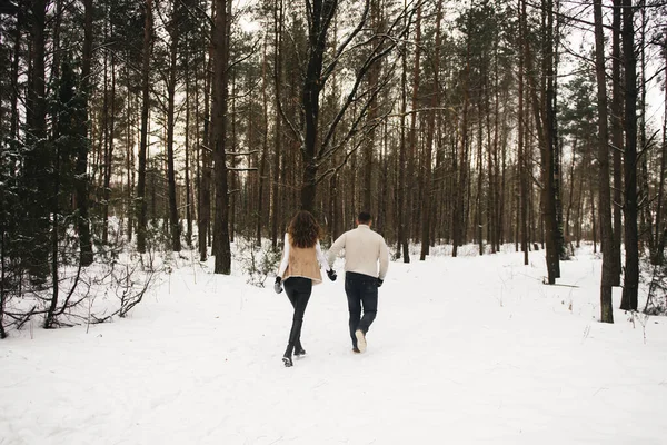 Vinterkärlekshistoria Snygg Kille Och Tjej Med Promenad Snöig Skog Romantik — Stockfoto