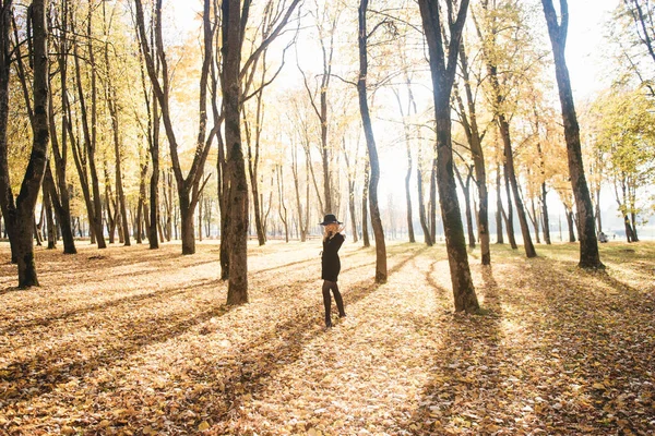 Belle Jeune Fille Chapeau Automne Park — Photo