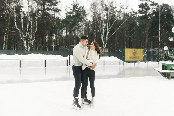 Buzlu Kış Aşkı Hikayesi Güzel Genç Adam Kız Buz Üstünde — Stok fotoğraf