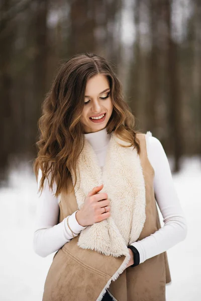 Portrait Une Jeune Fille Élégante Sur Fond Une Forêt Enneigée — Photo