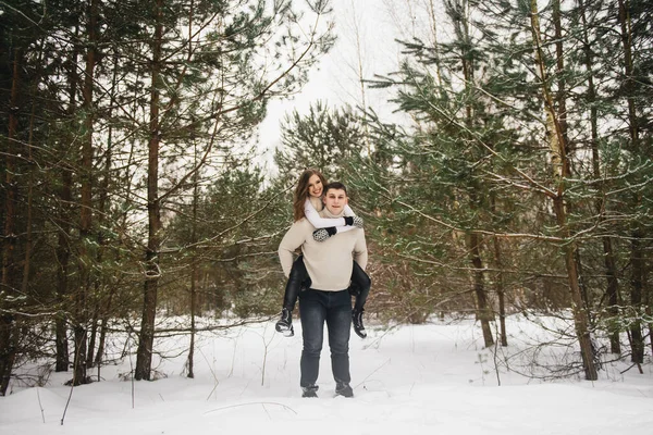 Vinterkärlekshistoria Snygg Sötnos Pojke Och Flicka Vinterskogen — Stockfoto