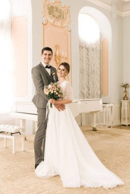 Piyanonun yakınındaki lüks bir evde birbirine aşık güzel, zarif bir çift.