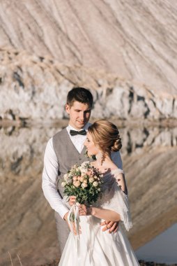 Tuz dağları ve taş ocaklarının doğal arka planında birbirine aşık güzel, zarif bir çift.