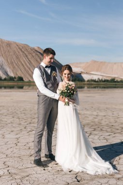 Tuz dağları ve taş ocaklarının doğal arka planında birbirine aşık güzel, zarif bir çift.