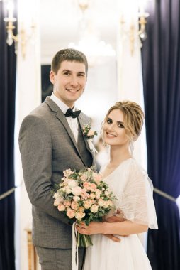 Şatafatlı bir iç mekanda birbirine aşık güzel ve zarif bir çift.