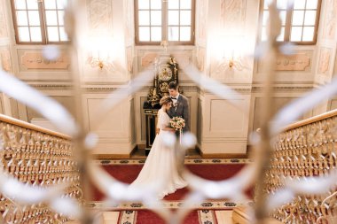 Şatafatlı bir iç mekanda birbirine aşık güzel ve zarif bir çift.