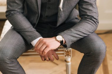 Genç bir adamın mutlu damat portresi. Damat düğün günü için odada hazırlanıyor..