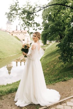 Avrupa 'da eski bir şatonun arka planında güzel, zarif bir gelin.