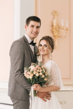 Şatafatlı bir iç mekanda birbirine aşık güzel ve zarif bir çift.