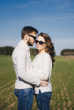 Mutlu kız ve erkek sahada koşuyor ve sarılıyor, aşk hikayesi seyahat konsepti, seçici odaklanma