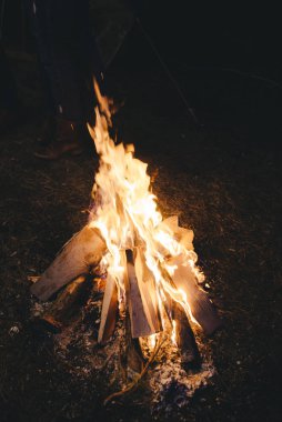 Gece kamp ateşi.