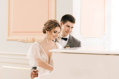 Piyanonun yakınındaki lüks bir evde birbirine aşık güzel, zarif bir çift.