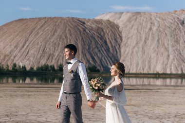 Tuz dağları ve taş ocaklarının doğal arka planında birbirine aşık güzel, zarif bir çift.