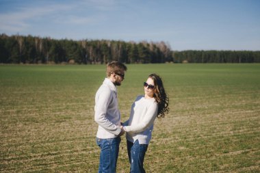 Mutlu kız ve erkek sahada koşuyor ve sarılıyor, aşk hikayesi seyahat konsepti, seçici odaklanma