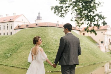 Avrupa 'da eski bir şatonun arka planında birbirine aşık güzel, zarif bir çift.