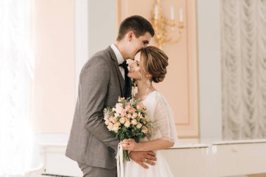 Şatafatlı bir iç mekanda birbirine aşık güzel ve zarif bir çift.