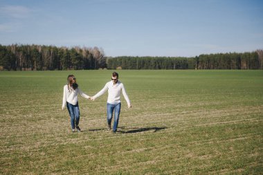 Mutlu kız ve erkek sahada koşuyor ve sarılıyor, aşk hikayesi seyahat konsepti, seçici odaklanma