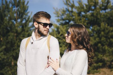 Mutlu kız ve erkek turist çantalı ve gitarlı doğa yürüyüşü, seyahat aşk hikayesi konsepti, seçici odaklanma